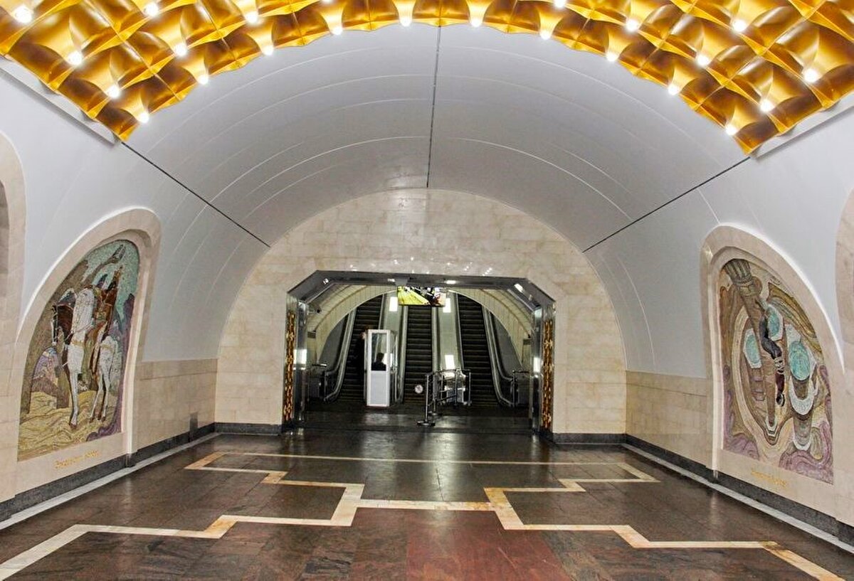 Merkezî salon, istasyonun boylamasına eksenine göre simetrik olarak yerleştirilmiş, tonozla örtülü iki revak olarak tasarlanmıştır. 