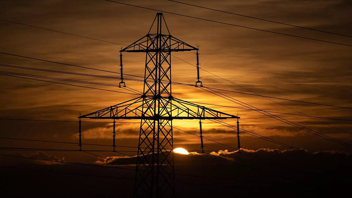 AYEDAŞ'ın Anadolu Yakası kesinti ve arıza işleriyle, BEDAŞ ise Avrupa yakası elektrik tedarik ve arızalarıyla ilgilendiği biliniyor.