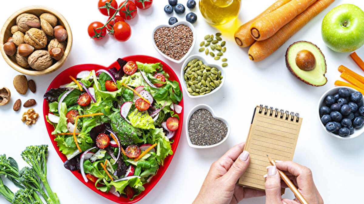 1- Yeterli ve dengeli beslenin: Günün en önemli öğünü kahvaltıyı kesinlikle atlamayın. Besin çeşitliliğine önem verin ve tek tip beslenmekten kaçının. Bütün besin gruplarını içeren bir öğün tüketmeye çalışın. Örneğin bir öğününüzü kıymalı sebze yemeği veya tavuklu salata, 1 su bardağı ayran ve 1 dilim ekmek şeklinde hazırlayarak besin çeşitliliğini sağlayabilirsiniz. Beyaz undan yapılmış besinler yerine kepek, çavdar, tam buğdaydan yapılmış tahıllı besinleri tercih edin.