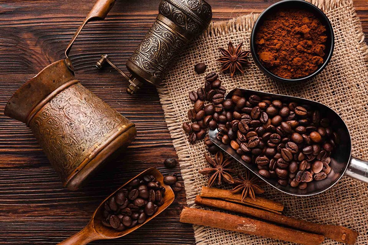 5- Kontrollü kafein tüketin: Gün içerisinde yorgunluğu atmak, uyanık kalmak için sıkça tüketilen çay, kahve gibi kafeinli içecekler kontrol altında tutulmalıdır. Yüksek miktarlarda alınan kafein kalp çarpıntısına ve vücuttan su kaybına neden olabileceği için özellikle mevsim değişikliğindeki sıkıntıları tetiklememek adına kafein alımı minimumda olmalıdır. Kahve, çay, asitli içecekler gibi kafeinli içecekler yerine rahatlatıcı özelliğinden dolayı bitki çaylarını tercih edebilirsiniz.