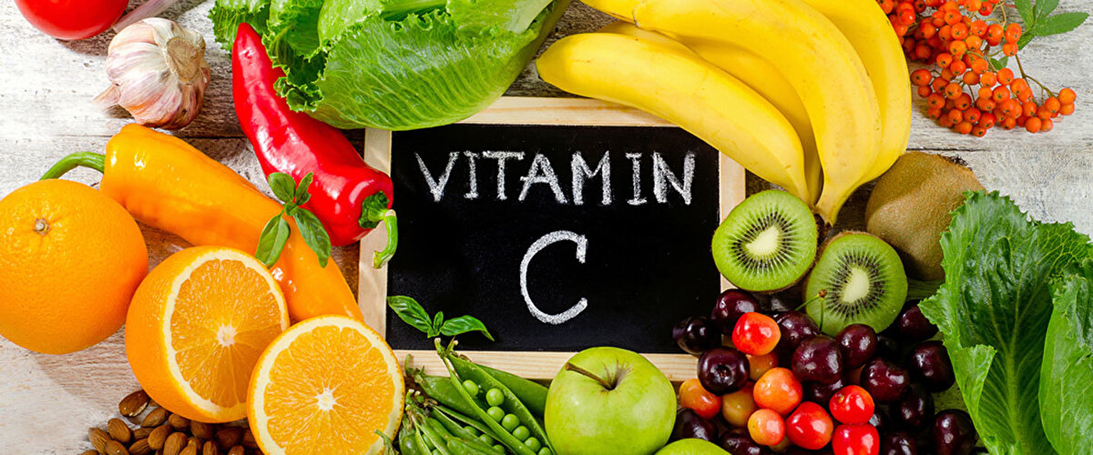 6- Yeterli ve düzenli C vitamini alın: Gün içerisinde özellikle C vitamini içeren sebze ve meyve tüketimini artırın. Beslenmenize brokoli, ıspanak, yeşil sivri biber, maydanoz gibi yeşil yapraklı sebzeler ve portakal, kivi, kuşburnu, greyfurt gibi meyveler ekleyin.