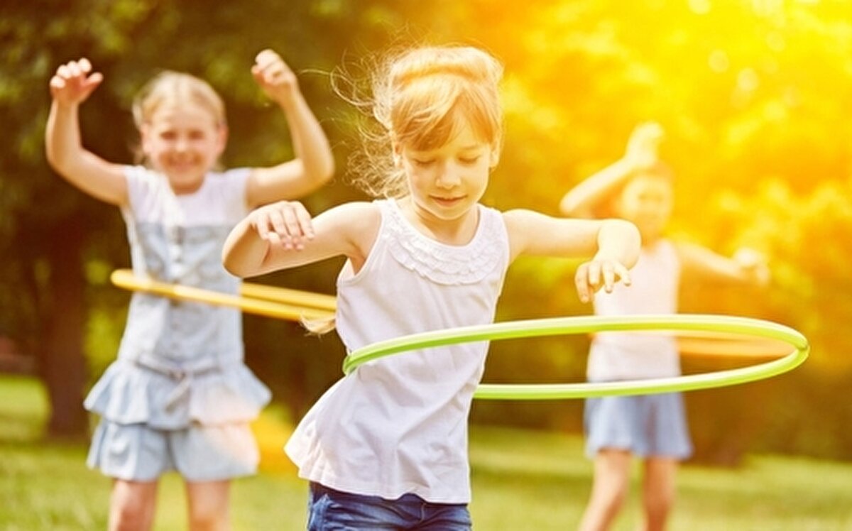 8- Fiziksel aktivitenizi artırın: Haftada 3 gün yapılan tempolu yürüyüşler, yüzme, gevşeme egzersizleri yorgunluğa karşı korur. Spor yapmaya vaktiniz yoksa aktif yaşam tarzı için yürüyerek gidebileceğiz yerlere araba kullanmama, asansör yerine merdivenleri tercih etme gibi küçük aktivitelerle de fiziksel aktivitenizi artırabilirsiniz. 