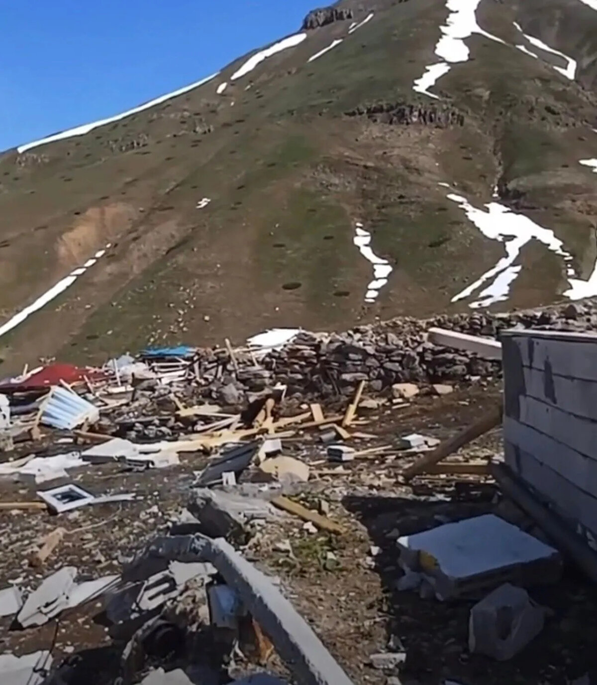 9 yayla evi kullanılamaz hale geldi<br><br>Son yılların en sert kışını geçirdiklerini söyleyen Pınarlı köyü muhtarı Oktay Çelik, “Bu yıl bölgemize son 30 yılın en büyük kar yağışı düştü. Bugünlerde komşularımız yaylaya çıkma hazırlıkları yaparken eksiklikleri görmek için Taşlı Yayla bölgesine giden vatandaşlar hüsrana uğradı. 