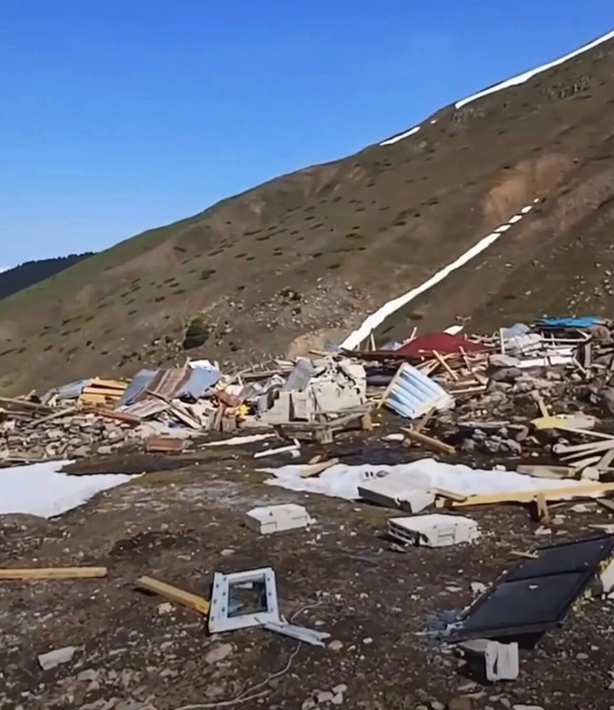İlçeye bağlı Taş Yaylası’nda yoğun kar yağışı ve meydana gelen çığ nedeniyle 9 ev yıkıldı. Bahar ayları ile yaylaya gelen köylüler, yıkılan evlerinin onarımına başladı.