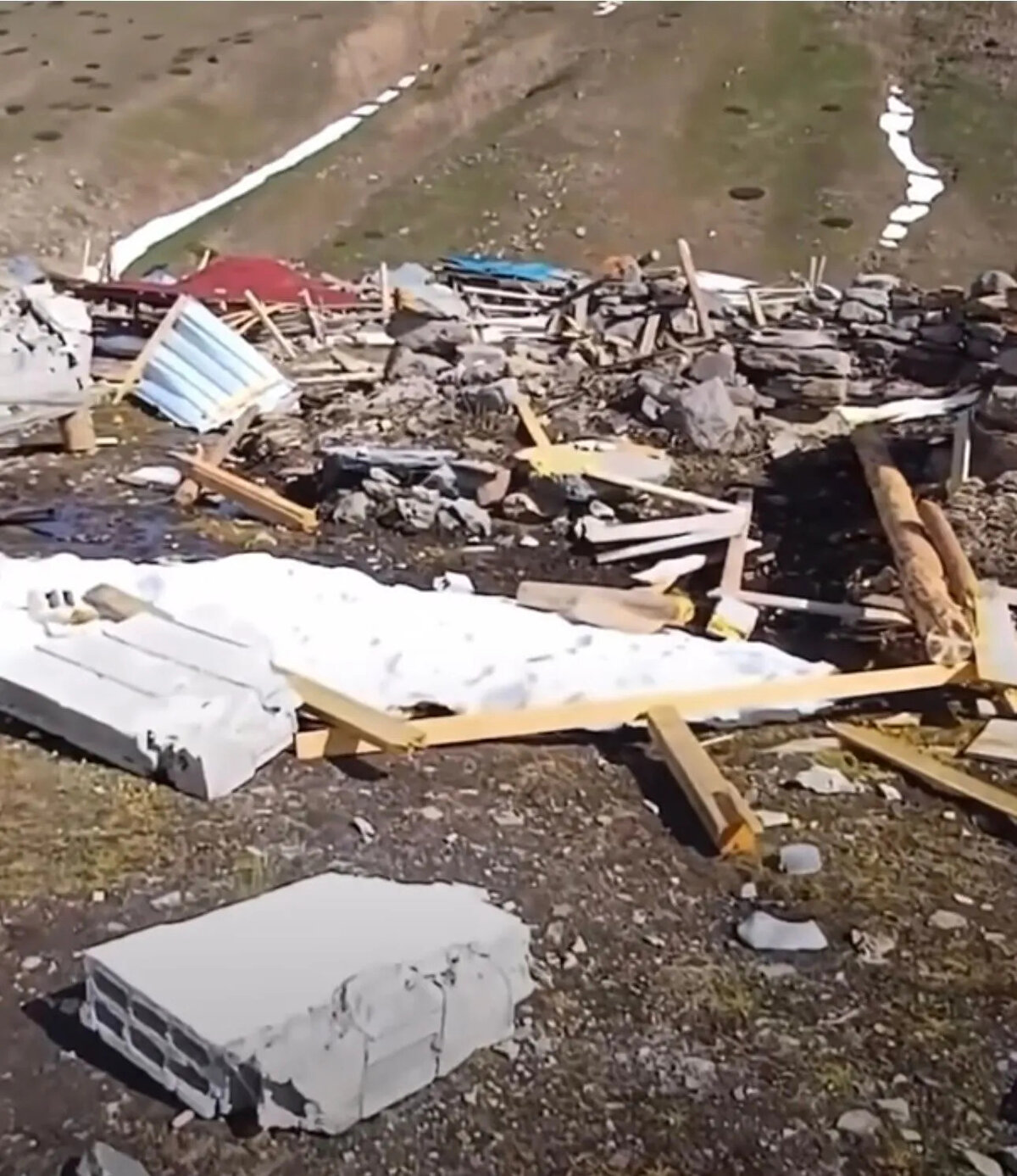 İlçede sert geçen kış, yaşamı olumsuz etkilerken, yüksek rakımdaki köy ve yaylalarda da yıkıma neden oldu.