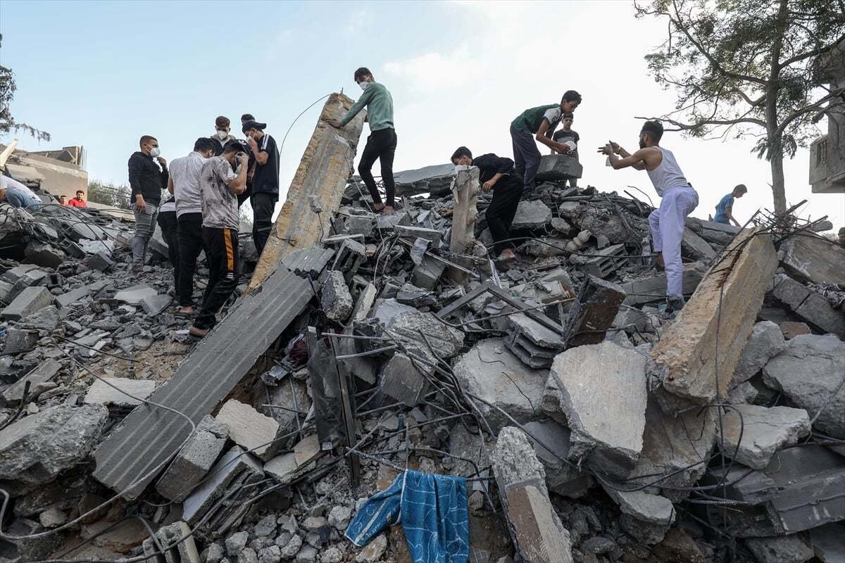 Binlerce cesedin enkaz altında birikmesi nedeniyle salgın hastalıkların yayılacağı uyarısında bulunulan açıklamada, yaz aylarında sıcaklık derecelerinin yükselmesiyle cesetlerin çürüme sürecinin hızlanacağına işaret edildi.