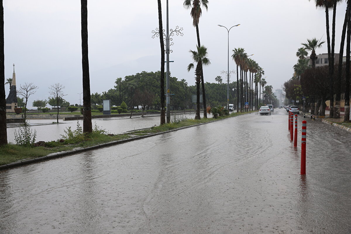 Sabah saatlerinde başlayan ve şiddetini artıran sağanak, hayatı olumsuz etkiledi.
