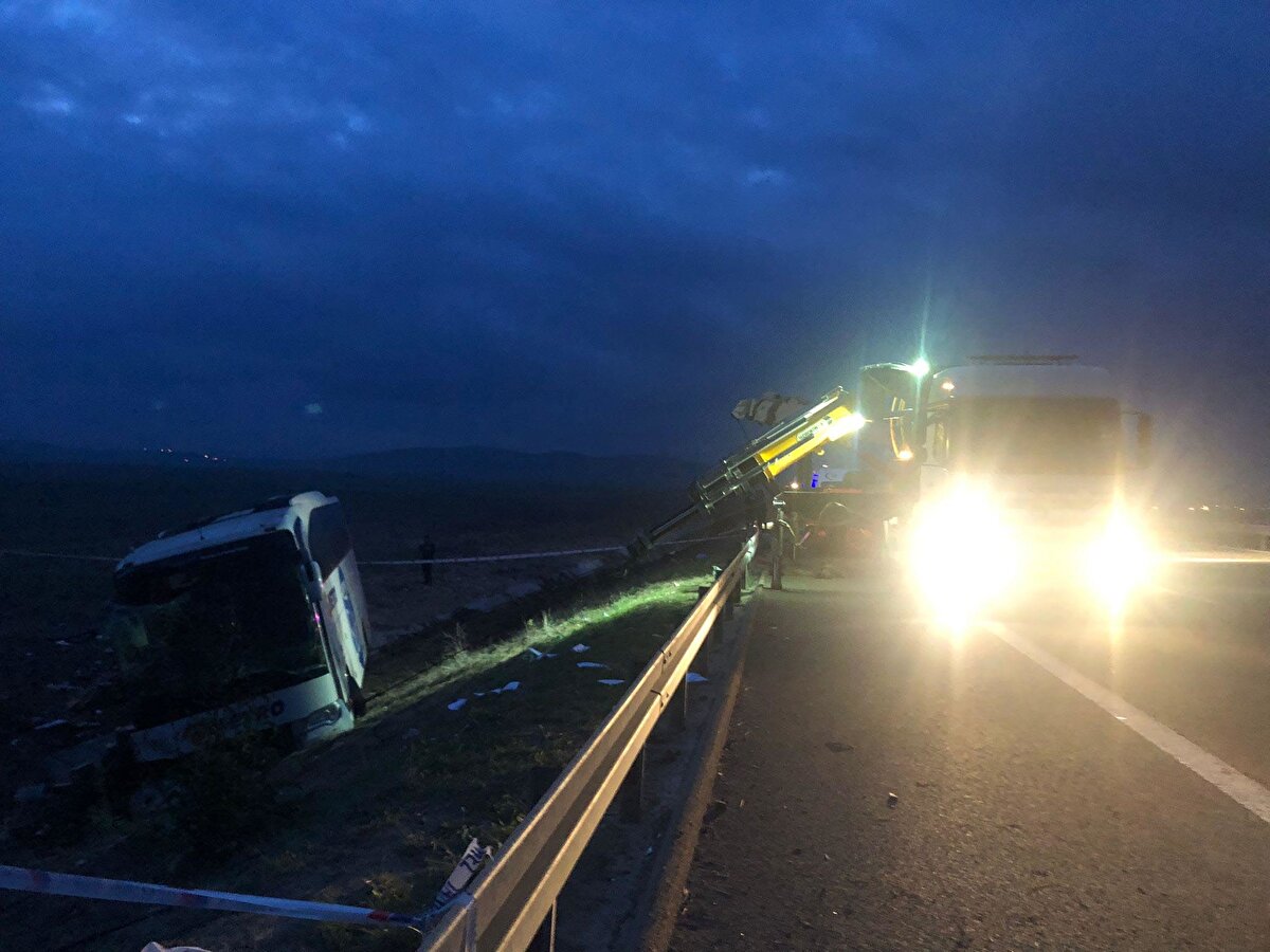 İhbar üzerine kaza yerine çok sayıda jandarma, sağlık, UMKE ve itfaiye ekibi sevk edildi. 