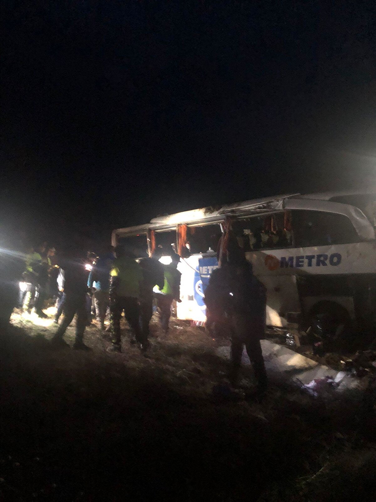 Yaralı yolculardan Elif Arık, Adana'dan İstanbul'a kızını ziyarete gittiğini anlatarak, kazayla ilgili şunları kaydetti:<br><br>"Kaza sonrası sessizlik çöktü, denize düştüğümüzü zannettim. Yanımızdakilere, 'Denize mi düştük.' dedim. Otobüs 4-5 takla attı, çok parçalandı. Çok yaralı var. Otobüsün önünde oturan yolcular şoförün uyuduğunu söyledi."