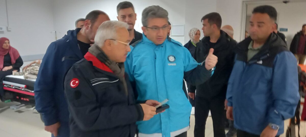 Kaza yerine gelerek yetkililerden bilgi alan Aksaray Valisi Mehmet Ali Kumbuzoğlu, Kilis'ten İstanbul'a giden yolcu otobüsünün 02.55'te şarampole devrildiğini belirterek, "İlk belirlemelere göre 2 vefatımız, 6 ağır olmak üzere 34 yaralımız var. İlk alınan bilgilere göre sürücünün uyuması neticesinde kaza meydana geliyor. Ağırlıklı Aksaray olmak üzere Nevşehir ve Kırşehir'e yaralılarımızı sevk ettik. Ölülerimize Allah'tan rahmet yaralılarımıza acil şifalar diliyoruz" dedi. 