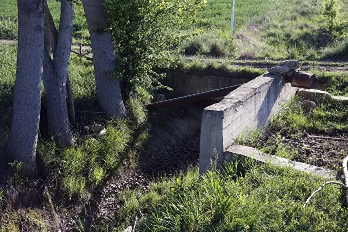 Durumdan şüphelen vatandaşların ihbarı üzerine köye gelen Kastamonu İl Jandarma Komutanlığı ekipleri, terk edilmiş halde bulunan aracın yakınında baş bölgesi kesilmiş cesede rastladı.