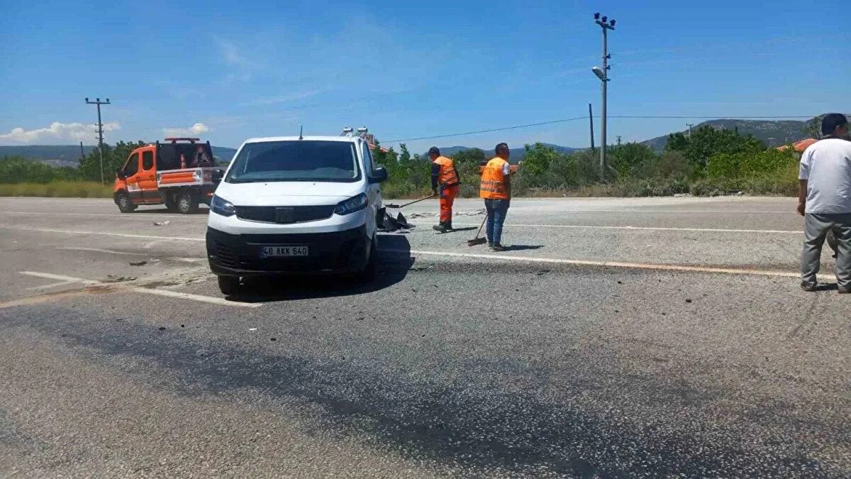 Muğla'nın Menteşe ilçesinde G.Ö. idaresindeki otomobil, Muğla-Denizli kara yolu Ortaköy mevkisinde aynı istikamette seyreden B.K.'nin kullandığı minibüsle çarpıştı.