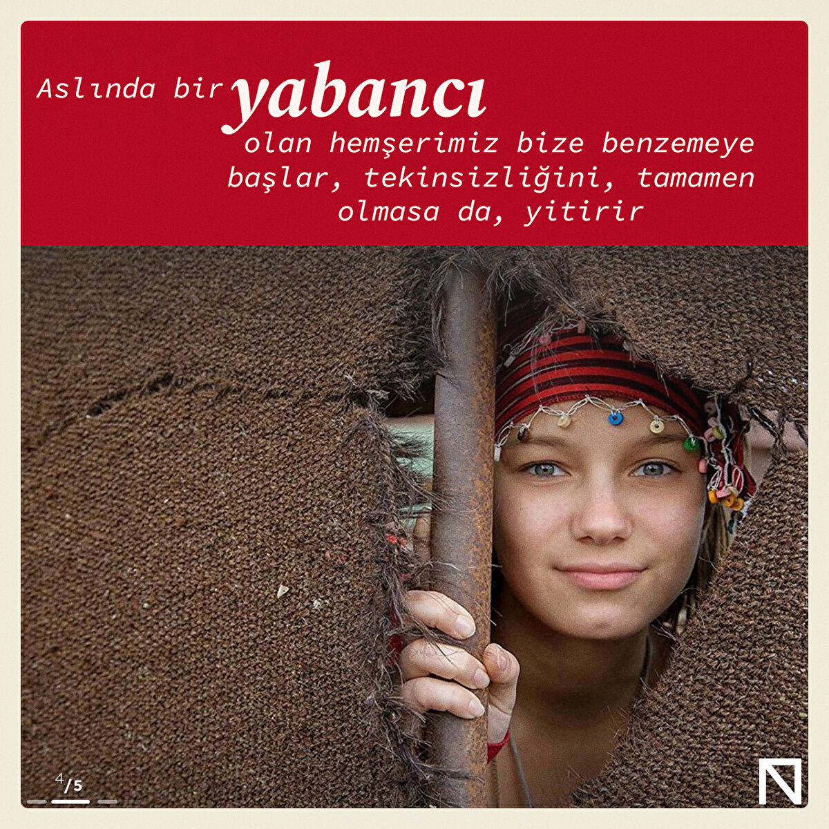 Aslında bir yabancı olan hemşerimiz bize benzemeye başlar, tekinsizliğini, tamamen olmasa da, yitirir