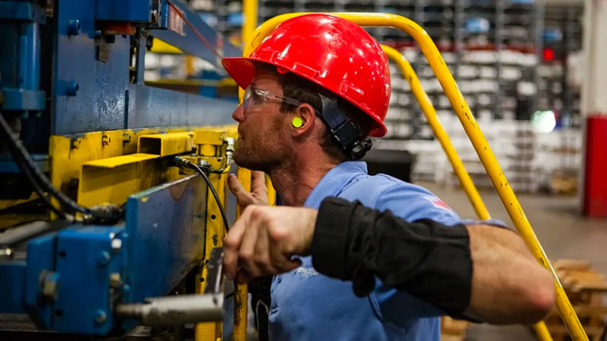 İstatistiklere göre, imalat sanayisinde ilk 4 ayda eleman açığı sayısı 341 bini geçti. Onu idari hizmet faaliyetleri izliyor. Bu sektörde de 128 bin 468 açık iş pozisyonu var. Toptan ve perakende ticaret sektöründe de 113 bin 509 eleman açığı var.