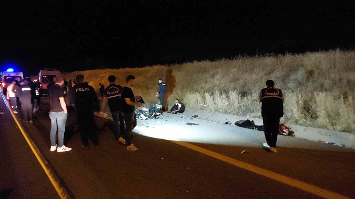 Meydana gelen feci kazanın ardından yola savrulan 2 sürücü de ağır yaralandı. Çevredeki vatandaşların 112 Acil Çağrı Merkezi’ne ihbarı üzerine olay yerine çok sayıda polis ve sağlık ekibi sevk edildi.