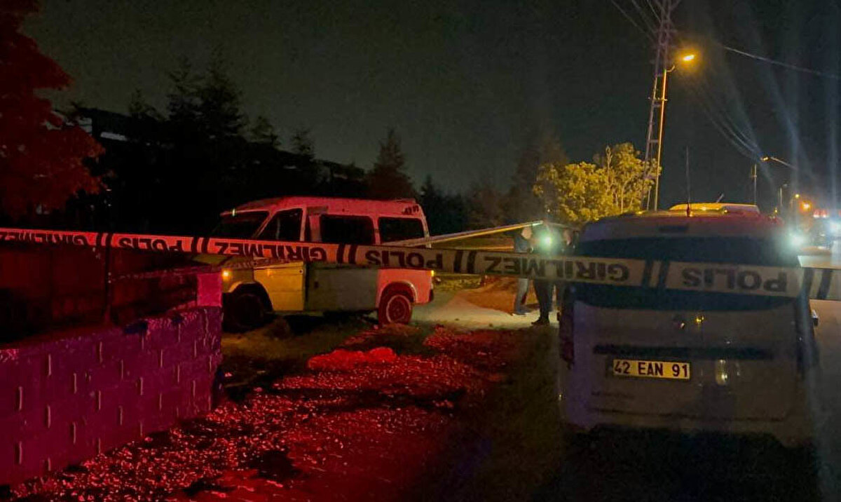 Saldırıda Ali Özgün boynundan, kardeşi Remzi Özgün de sırtından yaralandı. İhbar üzerine olay yerine çok sayıda polis ekibi sevk edildi.