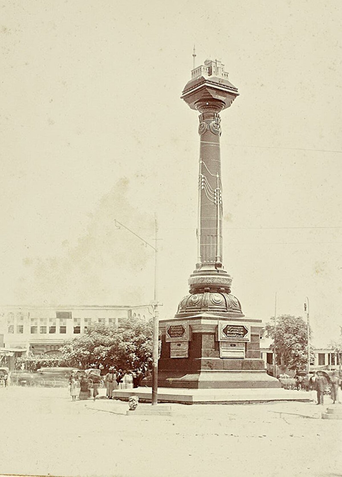 Sultan II. Abdülhamid'in iktidarını simgeleyen Yıldız Camii’nin maketi, Cuma namazlarını Yıldız Camii’nde kılan Sultan Abdülhamid’in, Şam ve Mekke’ye olan hürmet ve muhabbetini ve yine orayla olan irtibatını sembolik bir dille ifade etmektedir.