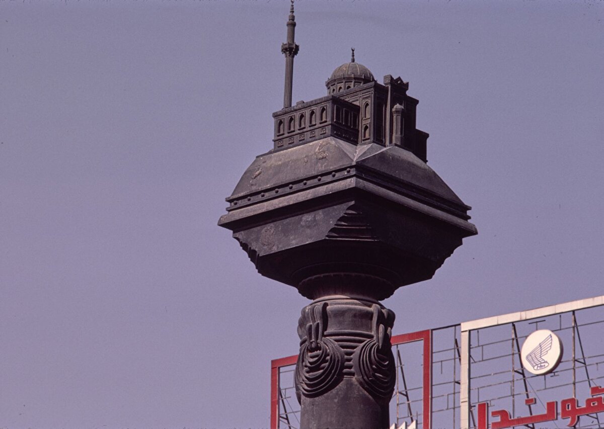 Osmanlı Sultanı II. Abdülhamid'in saray mimarı olarak görev yapan İtalyan mimar Raimondo D'Aronco tarafından 1900 yılında tasarlanan anıtın tepesinde, yine II. Abdülhamid tarafından yaptırılan İstanbul Yıldız Camii'nin maketi yer almaktadır.
