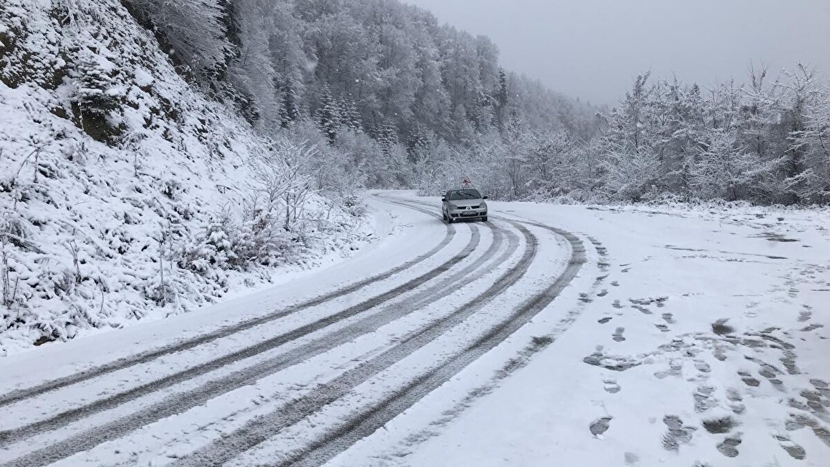 KOCAELİ<br><br>Kocaeli’de sabah saatlerinden bu yana sağanak yağış etkili olurken, yüksek kesimlerde kar yağışı başladı. Kent genelinde kısa süreli kar yağışı nedeniyle toprak ve yeşil zeminde beyaz örtü oluşmadı.