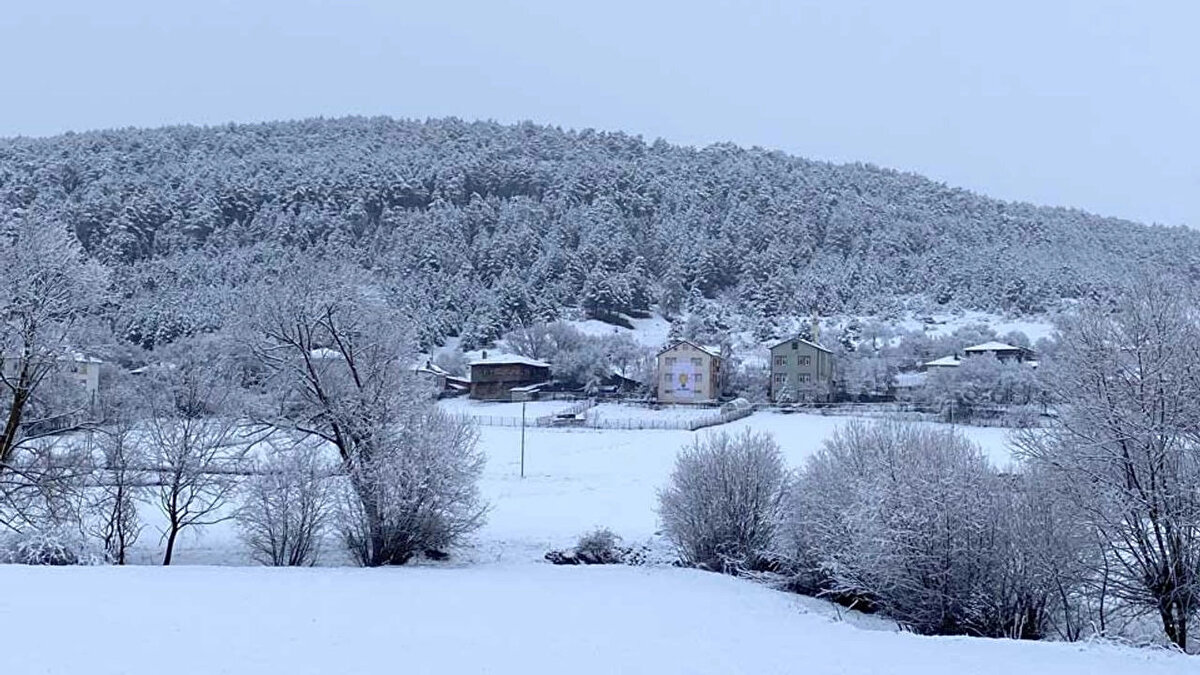 BOLU<br><br>Bolu'da sabah saatlerinde Aladağ, Kartalkaya, Sarıalan ve Yedigöller bölgelerinde de başlayan sağanak yağış yerini kar yağışına bıraktı. Yağışın aralıklarla etkisini sürdürdüğü bölge beyaz örtüyle kaplandı.