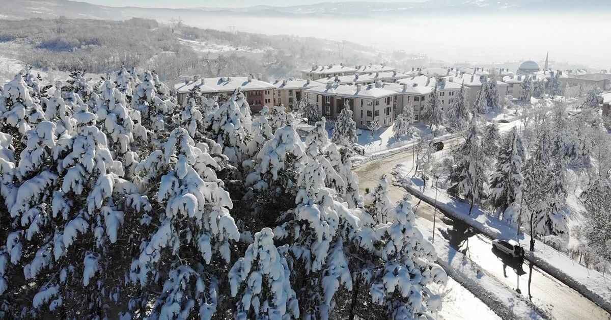 DÜZCE<br><br>Düzce'nin Gölyaka ilçesinde bulunan Kardüz Yaylası'nda da mayıs ayının ortasında kar yağışı etkili oldu.
