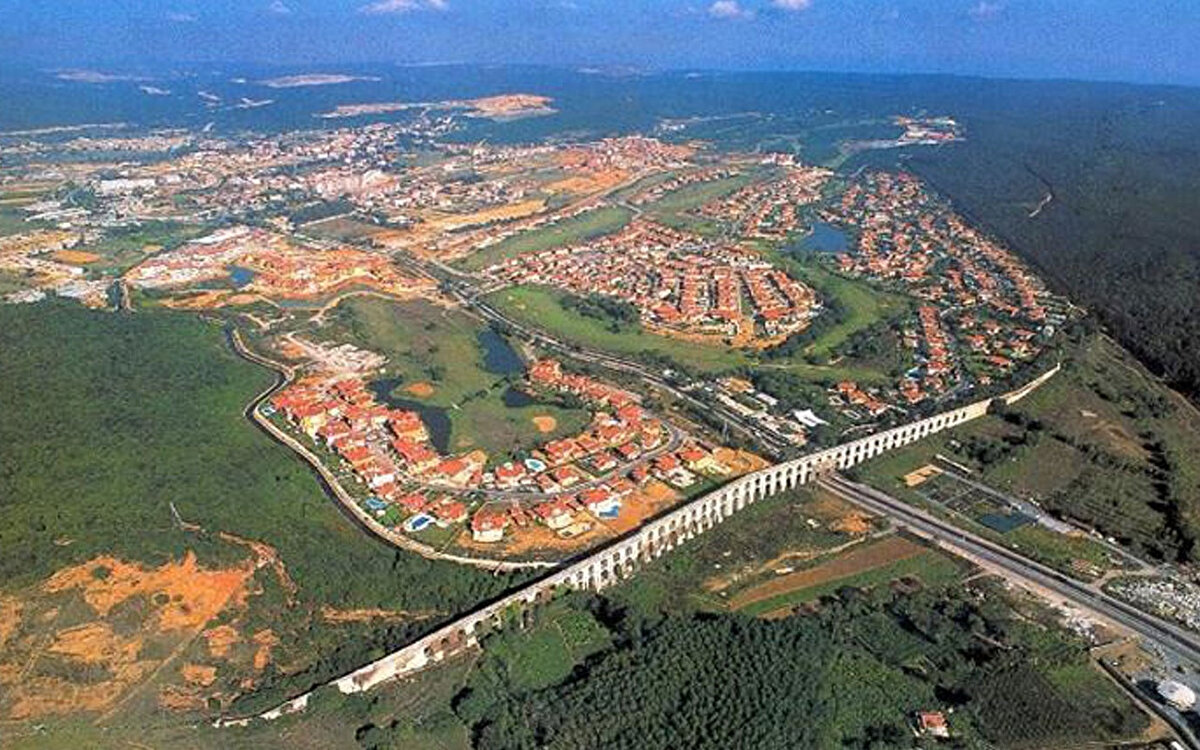 Araştırmada, ormanlık alanla çevrili Çatalca'nın, sıcaklıktan en az etkilenen ilçe olduğunu tespit edildi.<br><br>SAMÜ Araştırma Görevlisi ve İTÜ yüksek lisans öğrencisi Yiğitalp Kara, ısınmadan kaynaklanan kırılganlık ve risklerin çoğunlukla şehirlerde ve yerleşim yerlerinde arttığını söyledi.