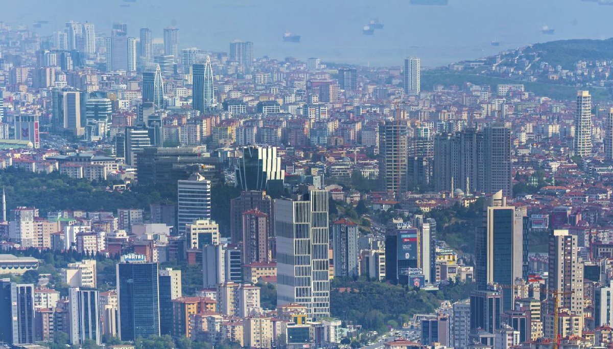 Kara, hissedilen sıcaklığın beton ve asfalt gibi ısıyı emen ve tutan yüzeylerin baskın olduğu yerlerde daha çok, ormanlık bölgelerde ise daha az hissedildiğine dikkati çekti.<br><br>İstanbul'da yaz mevsiminde hissedilen ortalama hava sıcaklıklarının 20,9 ile 25 derece arasında değiştiğini aktaran Kara, şöyle devam etti: