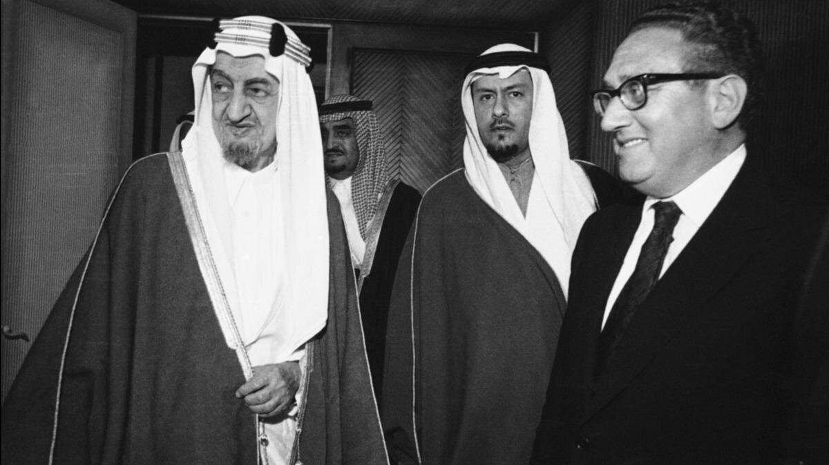 ABD'nin Yom Kippur Savaşı'nda İsrail'e destek vermesi nedeniyle Petrol İhraç Eden Arap Ülkeleri Birliği'nin petrol ambargosu kararı almasında ve tarihte '1973 Petrol Krizi' olarak bilinen olayda önemli rol oynadı.