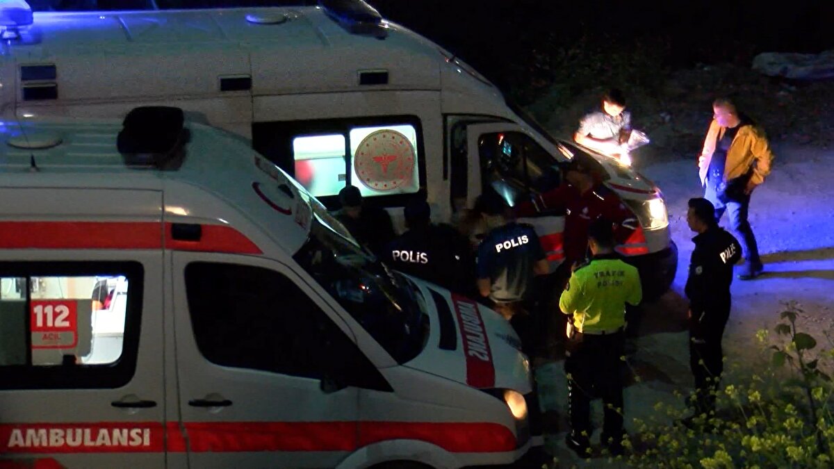 İtfaiyenin çalışmasıyla araçtan çıkarılan Yusuf K., sağlık ekiplerine teslim edildi.