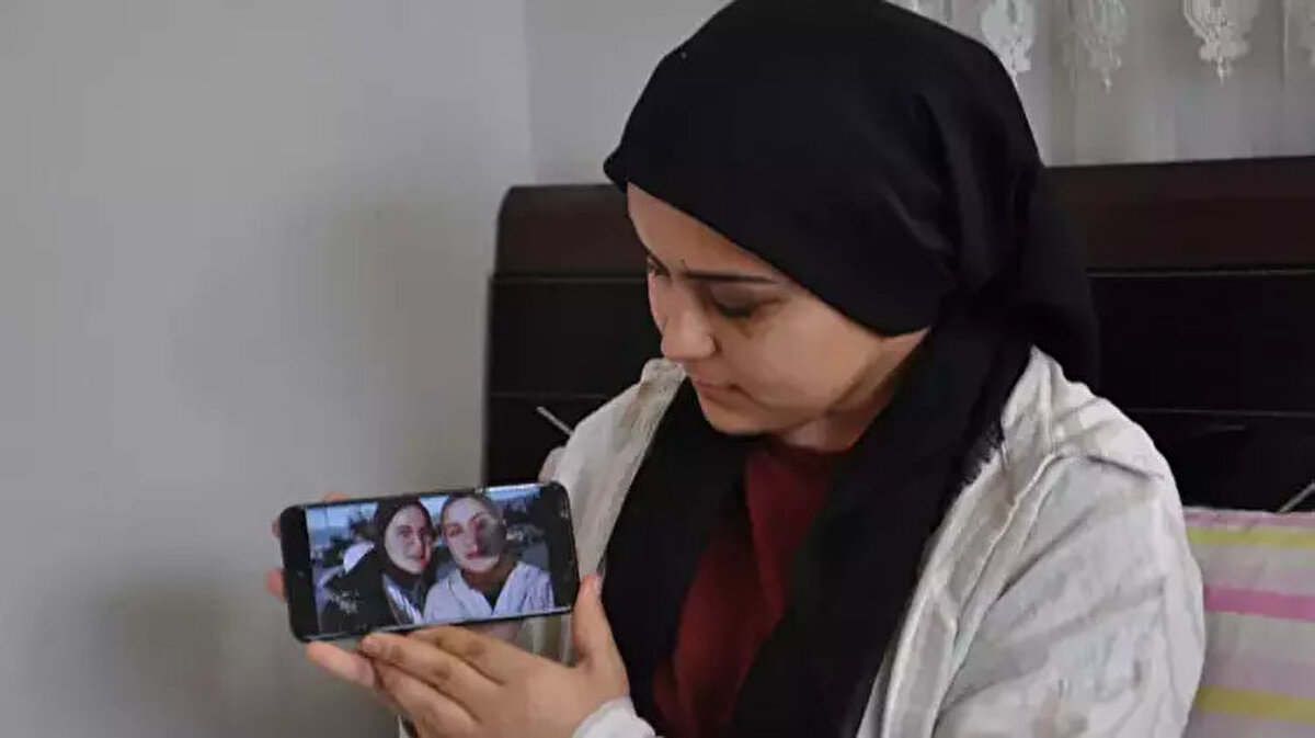 İkiz kardeşi Sena Taşkın'ın hayatını kaybettiği kazada yaralanan Sude Taşkın'ın Şahinbey Araştırma ve Uygulama Hastanesi’ndeki tedavisi tamamlandı. Taburcu edilmesinin ardından evine gelen Sude Taşkın, ikiz kardeşi ve arkadaşlarını kaybetmenin üzüntüsünü yaşıyor.<br>Okuldan çıktıktan sonra ikiz kardeşi ve arkadaşları ile evlerine gitmek üzere servis minibüsüne bindiklerini anlatan Sude Taşkın, "Okuldan çıkınca servis şoförünü aradık ve bizi almasını istedik. Kısa sürede minibüs geldi, içinde yolcular vardı, biz de kardeşim Sena ve 4 arkadaşımız ile en arkaya geçip 4 kişilik koltuğa oturduk.