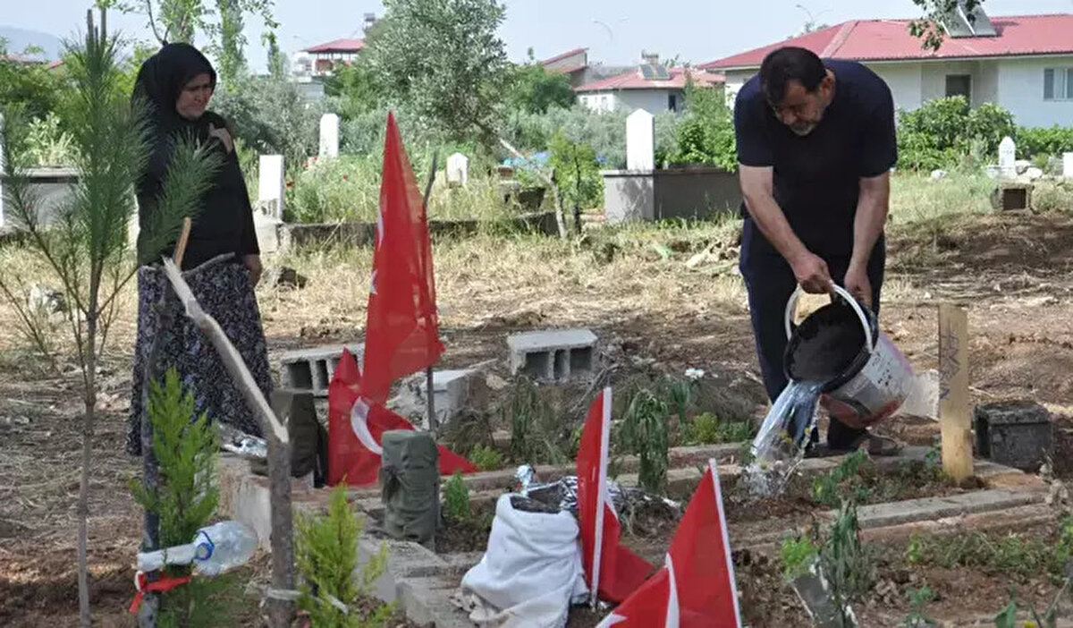 ​6 Mayıs'ta İslahiye-Hassa yolu üzerindeki Ağabey mevkisinde meydana gelen olayda, Mehmet Göğüş yönetimindeki 27 AJT 349 plakalı beton mikseri, şerit değiştirerek karşı yönden gelen aralarında Farabi Mesleki ve Teknik Anadolu Lisesi Sağlık Bölümü öğrencilerinin de bulunduğu Latif Örs'ün kullandığı 27 K 5127 plakalı minibüsle çarpıştı. Kazada 6'sı öğrenci 9 kişi hayatını kaybetti, 11 kişi yaralandı.
