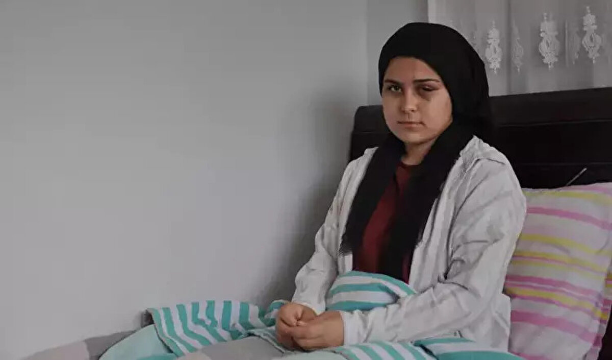 ​Minibüse güle oynaya binmiş ve yolculuk sırasında okulumuzun Gaziantep'e düzenleyeceği müze gezisinde ne giyeceğimizi konuşuyorduk. Ağabey mevkisine geldiğimizde çarpışma oldu ve başımı vurdum, gerisini hatırlamıyorum. Hastanede kendime geldikten sonra kazada ikiz kardeşim Sena'nın ve 3 arkadaşımın da öldüğünü öğrenince şoke oldum" dedi.