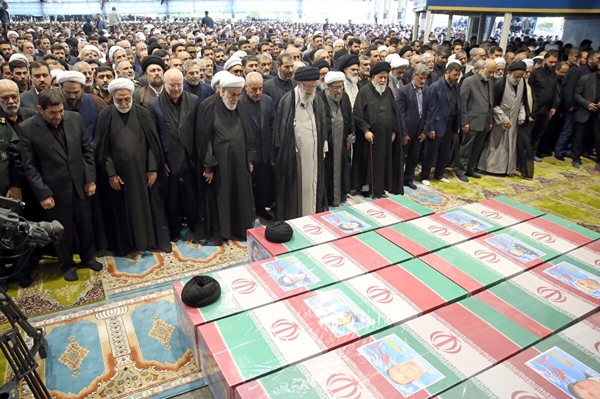 Tahran Üniversitesi yerleşkesindeki cenaze namazını İran lideri Ayetullah Ali Hamaney kıldırdı. Sınırlı sayıda kişinin alındığı namaz alanına girebilmek isteyen binlerce kişi üniversite kapısında bekledi.