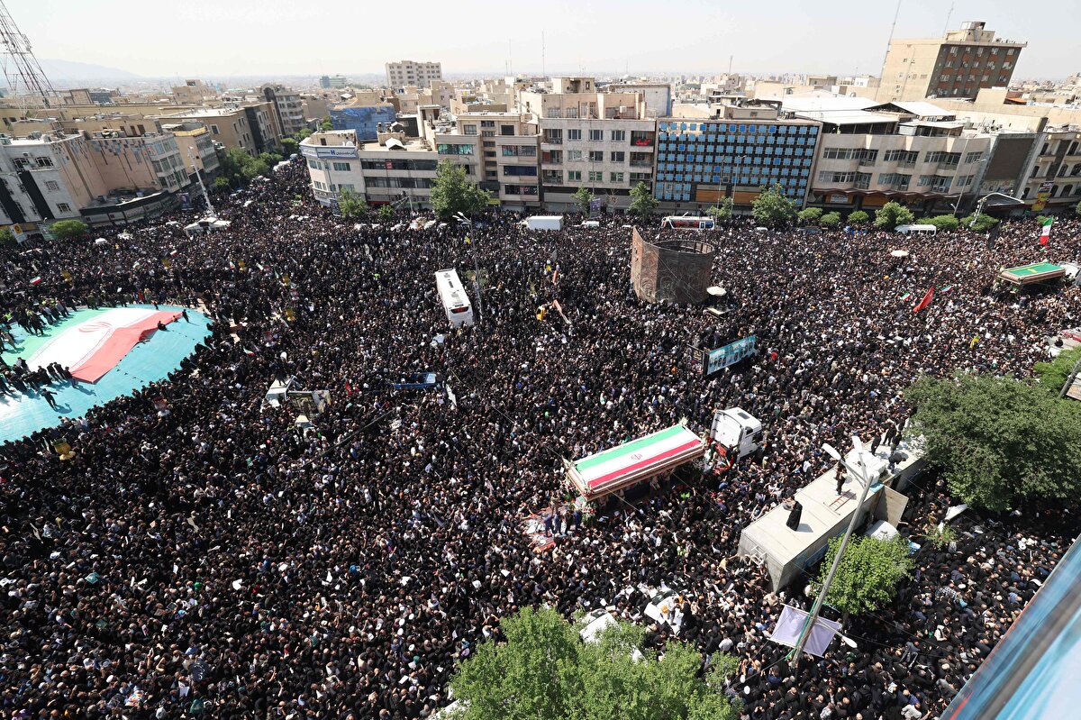 Kalabalığın artması ve yürümede sıkıntı çıkması nedeniyle görevliler, halkı Azadi Caddesi'nden törenin yapılacağı Azadi Meydanı'na yönlendirdi. 