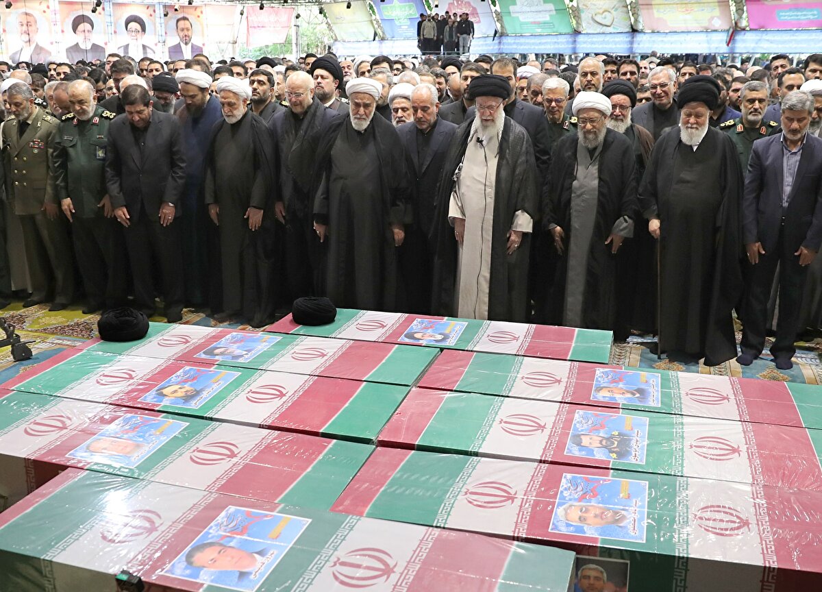 İran’ın başkenti Tahran’da on binlerce kişi geçtiğimiz pazar günü helikopter kazasında hayatını kaybeden Cumhurbaşkanı Reisi, Dışişleri Bakanı Hüseyin Emir-Abdullahiyan, Doğu Azerbaycan Valisi Malik Rahmeti, Tebriz Cuma İmamı Ayetullah Ali Haşim, Reisi’nin koruması Seyit Mehdi Musevi, pilotlar Tahir Mustafavi ve Muhsin Deryanuş ile teknik personel Behruz Gadimi için düzenlenen veda törenine katıldı.