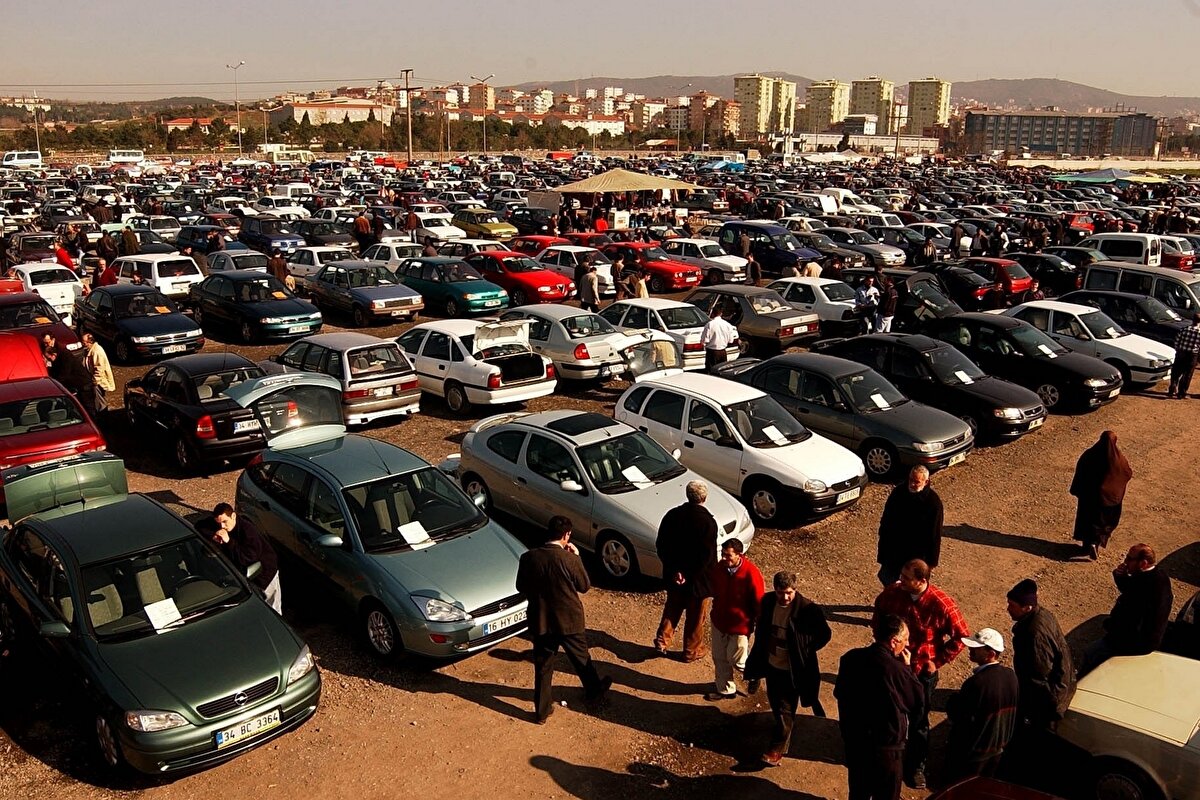 Benzer veriler geldiği takdirde sıfır otomobilde daralmanın yıl sonuna kadar süreceğinden söz edebiliriz. Yıl sonu gerçekleştirilecek sene sonu kampanyaları ile bir miktar hareketlilik yaşanacaktır. Bu döneme kadar geçecek 4-5 aylık süreçte ise ikinci el satış adetlerinde artış görülebilir. Ancak dönemsel hareketlilikler yaşansa da her iki pazarda da %25 ila 30 oranında daralma öngörmekteyiz. Bu noktada düşük talep fiyatları belirleyen ana unsurlardan bir tanesi olacaktır. Talep düşük seyretse de maliyetler göz önünde bulundurulduğunda otomobil fiyatlarında düşüş beklemiyoruz. Öte yandan enflasyon ve bu sebebe bağlı maliyetler neticesinde sene içerisinde bir miktar artış yaşanabilir. Ancak düşük talep, Ticaret Bakanlığımızın aldığı etkili tedbirler ve mevcut koşullar itibarıyla fiyat artışları yaşansa dahi sınırlı oranlarda olacaktır.”<br><br>Kaynak: Milliyet