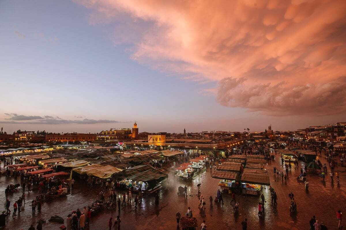 Meydanın herhangi bir yerindeki dar sokaklardan içeri girdiğinizde, kendinizi kısa bir süre içinde, eski Marakeş’in içlerinde bulabilirsiniz. Karşınıza çıkacak medreseler, camiler ve tekkeler, bu kadim şehri daha iyi özümsemenizi sağlayacaktır.