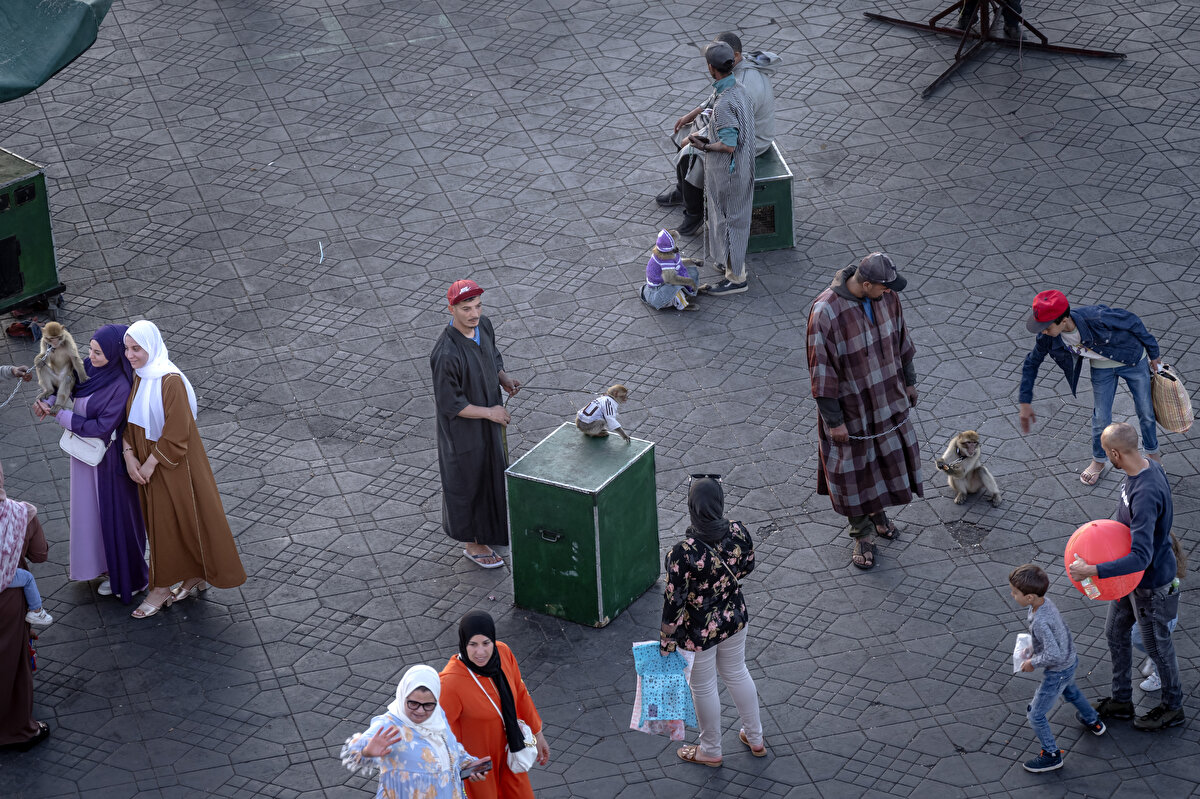 Her türlü satıcının, sihirbazın, yılan oynatıcısının, falcının, gezginin ve yemek yeme mekânlarının iç içe ve aynı anda yer aldığı meydan, günümüzde turistlerin de ana uğrak yeri konumunda.