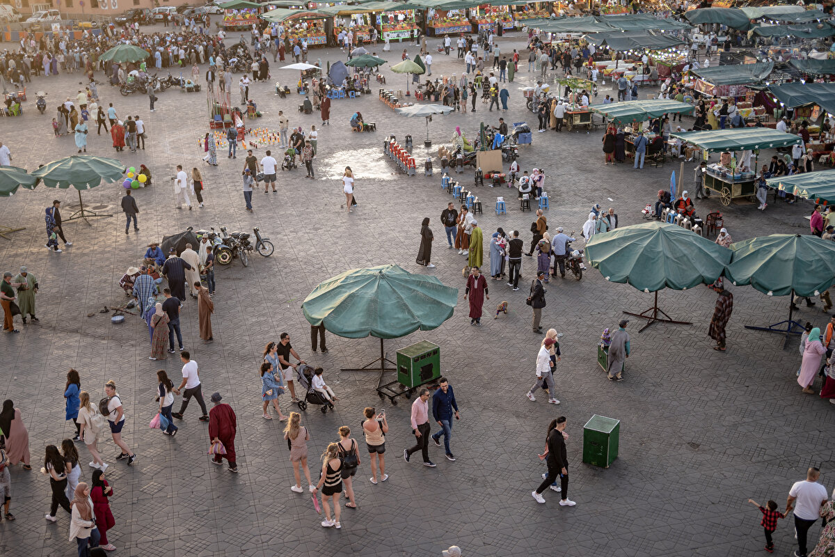 Murâbıtlardan kalan her şeyi yerle bir eden yeni yönetim, Marakeş’i anıt eserlerle donattı. Şehrin etrafı surlarla çevrildi, birçok İslâm beldesinde olduğu gibi, sokakların açıldığı bir ana meydan ve pazar yeri oluşturuldu.