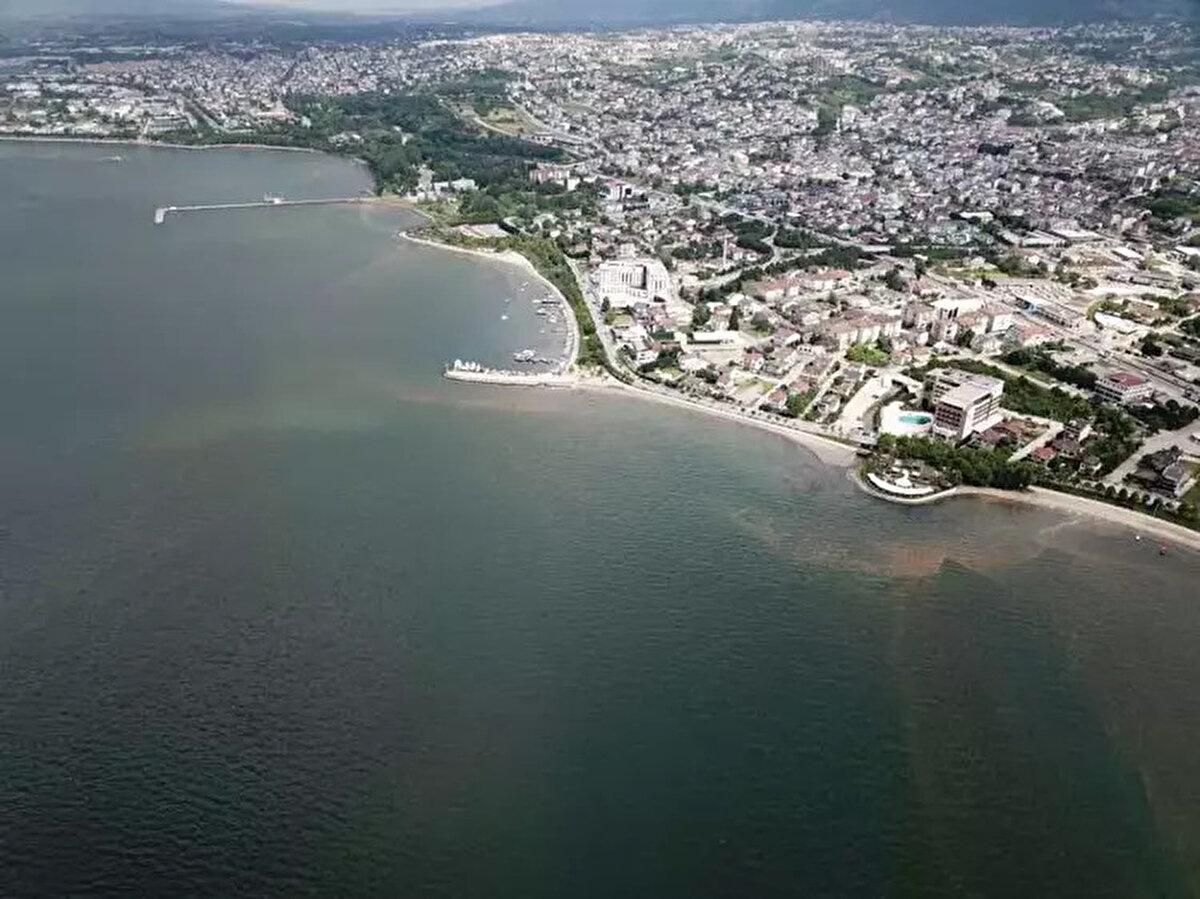 Denizdeki renk değişimi dronla görüntülendi. Kocaeli Büyükşehir Belediyesi Çevre Koruma ve Kontrol Dairesi Başkanlığı’na bağlı ekipler yaşanan renk değişiminin sebebini belirlemek için çalışma başlattı.