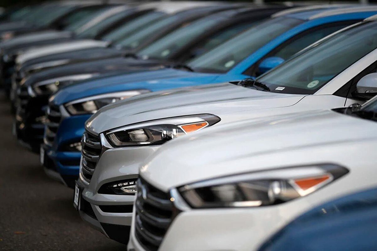 Otomotiv sektöründe konu ne olursa olsun en çok merak edilen husus yaşananların fiyatları nasıl etkileyeceği. Bayilerin elinde yeni yönetmelik standartlarına uymayan araçların ne olacağı sorusu kritik.<br>Erol Şahin, mevcut standartları karşılamayan stokların 7 Temmuz öncesi bitirilmesinin önem kazandığını söylüyor. “Zaten son iki ayda yapılan kampanyalar da bunun işareti” dedikten sonra sözlerini şöyle tamamlıyor:<br>"Bir tarafta 2-3 aylık dönemde hızla daralan sıfır araç pazarı diğer tarafta ise yeni güvenlik yönetmeliği nedenli satılamayacak sıfır araç stoku, bu açmaz bir şekilde devam edecek.