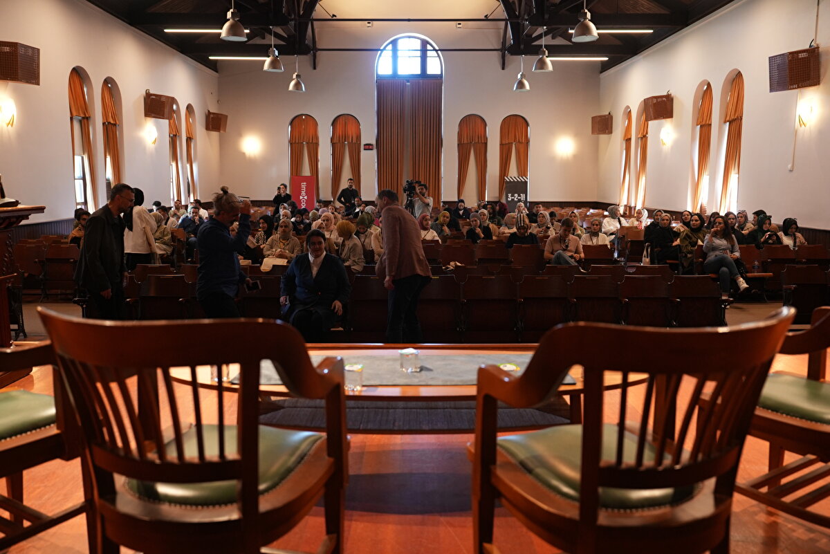 Programda iki panel düzenlendi. Saat 11:00'da başlayan ilk panelin teması “Sinema dünyasındaki isimlerden neden Filistin'e destek bekliyoruz?" oldu.