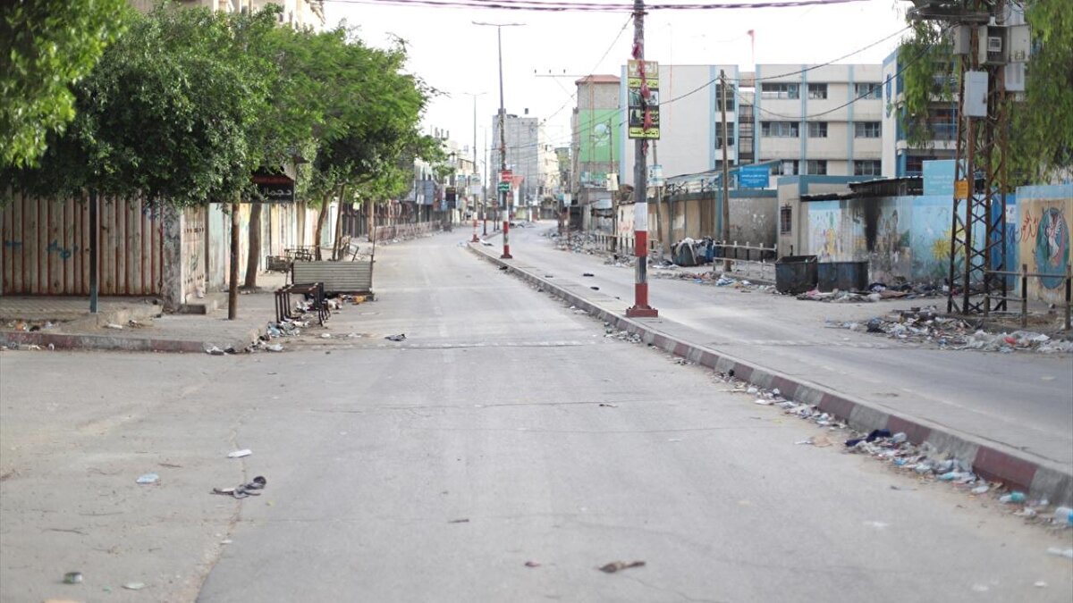 İsrail`in saldırılarının ardından Gazze Şeridi`nin güneyindeki Refah kentinden çok sayıda Filistinli göç etmek zorunda kaldı. Göç sonrası Cadde ve sokaklar boş kaldı, Refah hayalet kente döndü.