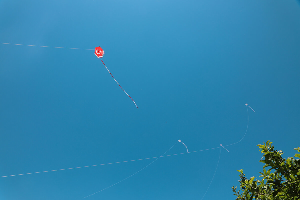 Katılımcılar hazırlanan uçurtmaları gökyüzüne bırakarak, bir gün özgür Kudüs’ün semalarında da uçurma dileğinde bulundu.