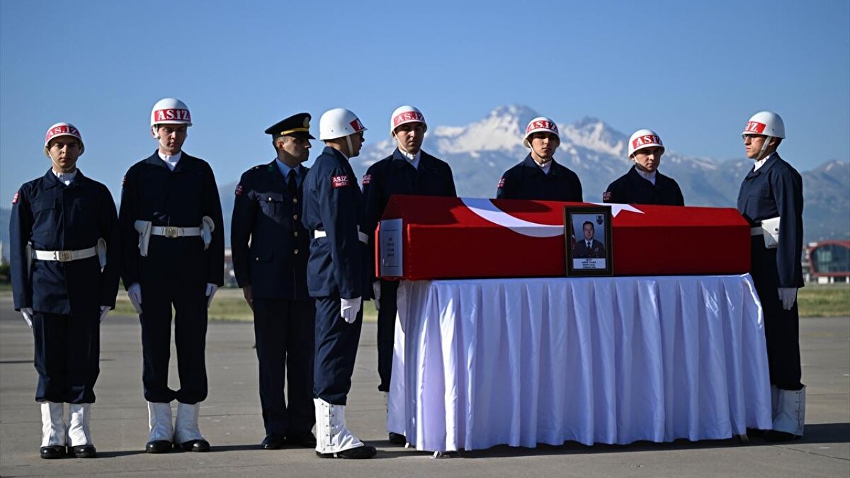 Milli Savunma Bakanlığı, Kayseri`deki 12`nci Hava Ulaştırma Ana Üs Komutanlığından dün eğitim için kalkan Hava Kuvvetleri Komutanlığına ait SF-260D tipi eğitim uçağının kaza kırıma uğradığını, hava pilot albaylar Uğur Yıldız ve Gökhan Özen`in şehit olduğunu açıklamıştı.