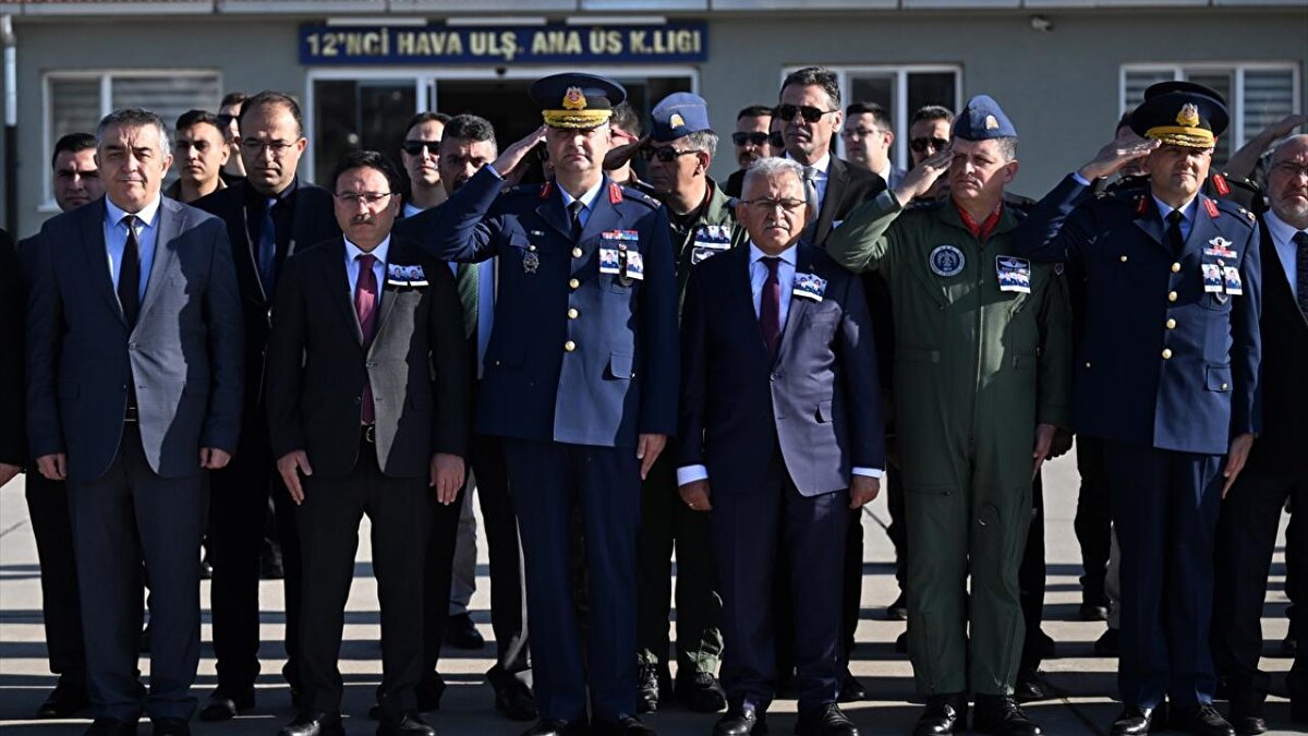 Burada düzenlenen törene, Kayseri Valisi Gökmen Çiçek, Büyükşehir Belediye Başkanı Memduh Büyükkılıç, Garnizon Komutanı ve 2. Hava Bakım Fabrika Müdürü Hava Tuğgeneral Haldun Taşan, İl Jandarma Komutanı Tuğgeneral Hakan Dedebağı, İl Emniyet Müdürü Atanur Aydın, belediye başkanları, kaymakamlar, rektörler ve askeri erkan katıldı.