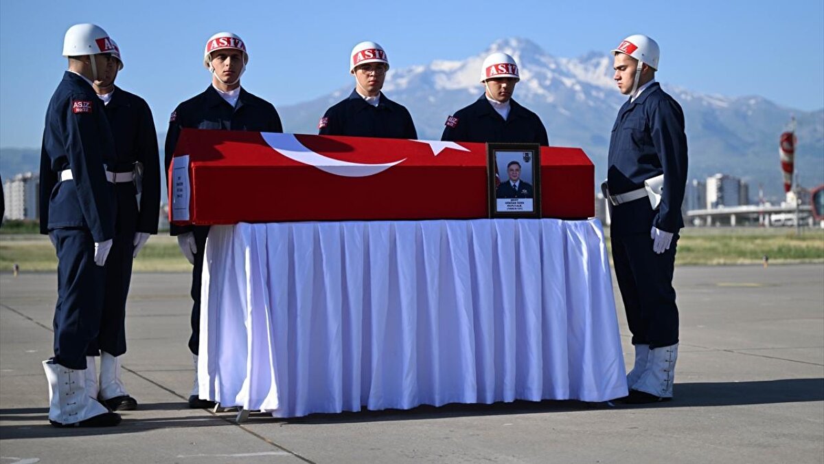 Törende şehitlerin özgeçmişlerinin okunması ve Kuran-ı Kerim tilavetinin ardından İl Müftü Vekili Cabir Çelik tarafından dua edildi.