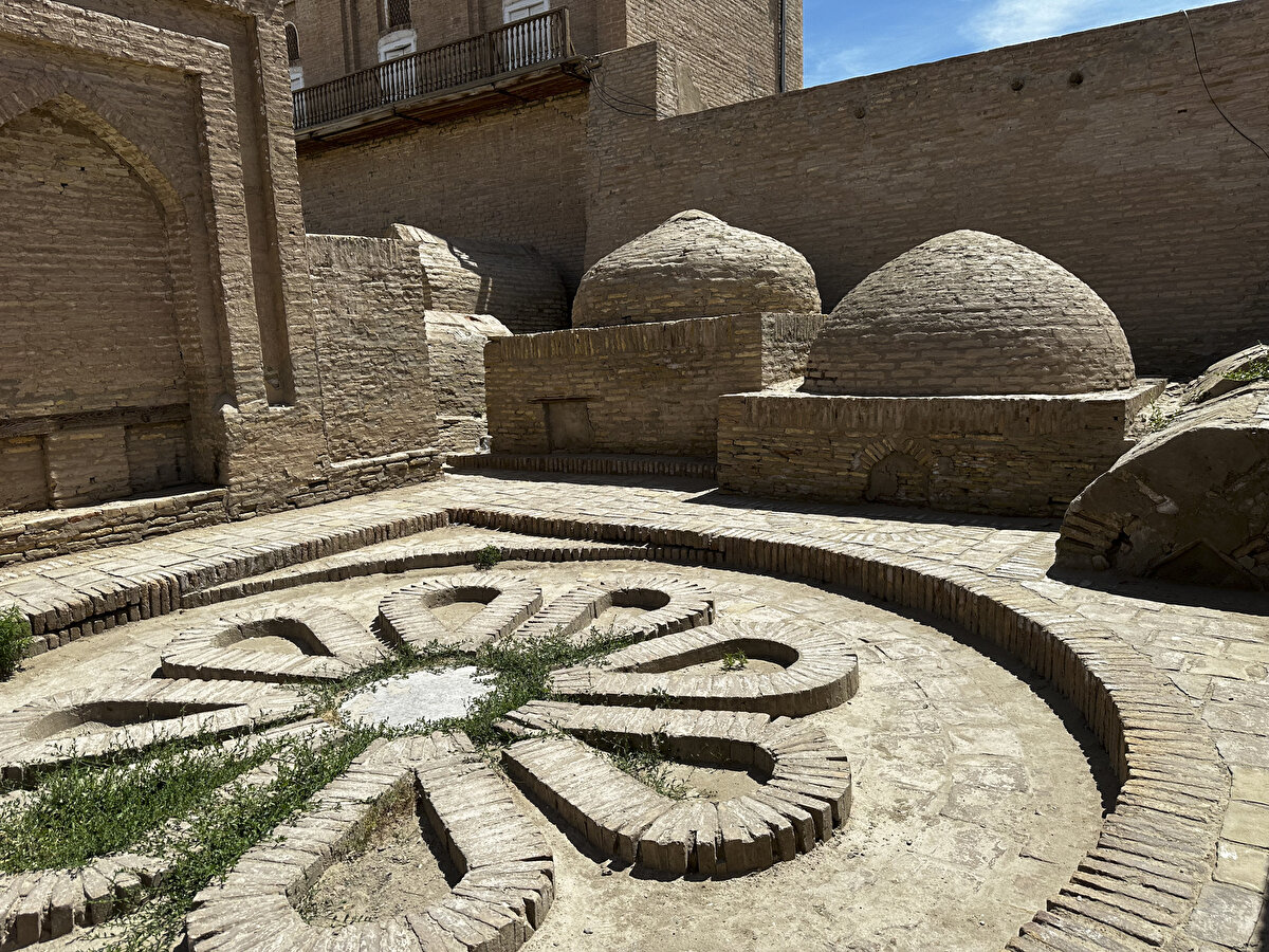 Mezarlar çatılı, kubbeli, yerel mimariye uygun şekilde düzenlenirken, kabrin dışında ölen kişiye ait bilgiler ve yer yer fotoğraflar da yer alıyor.