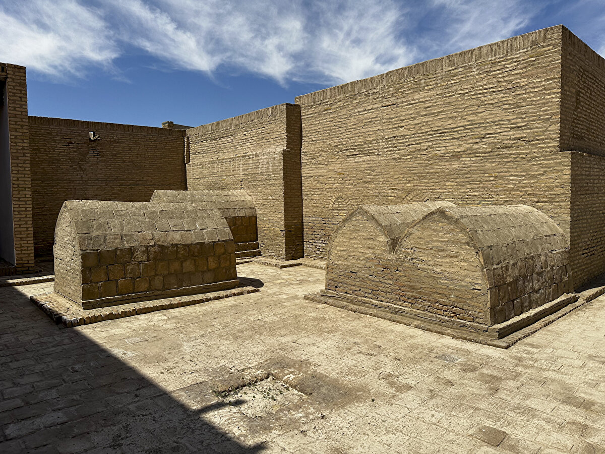 Mezarların üzerine, ölen kişilerin adları, doğum ve ölüm tarihleri yazılıyor. Bazı kabirlerde ise Kur'ân-ı Kerîm'den bazı ayetler ile ölen kişinin fotoğrafına da yer veriliyor.