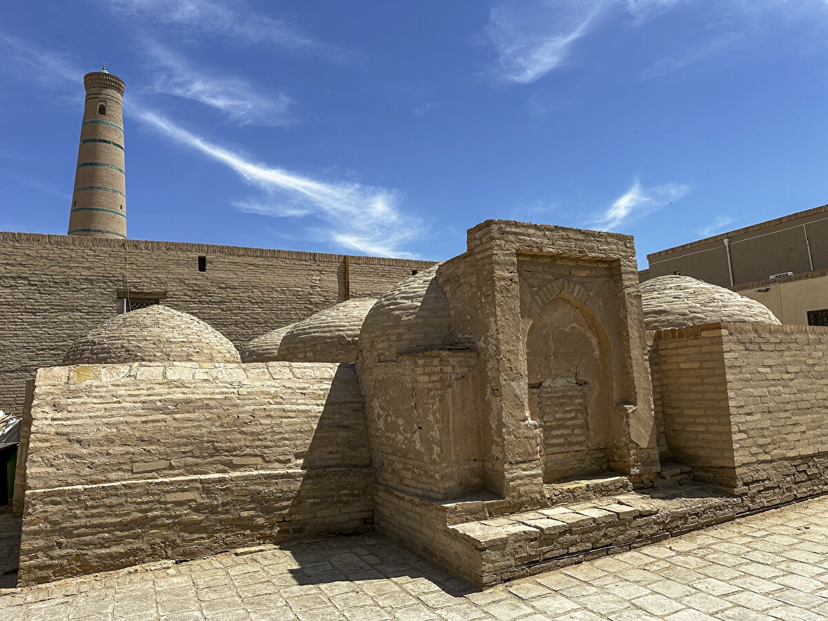 Ölen kişi defnedilirken kültürel ve dinî gelenekler ihmal edilmiyor. İslâmî usullere göre kefenlenen naaşlara saygı gösterilmesi, hatırasının yaşatılması için mezarlar özenle hazırlanıyor, inşa sürecinde ise bölgede bol bulunabilen kerpiçten yararlanılıyor.